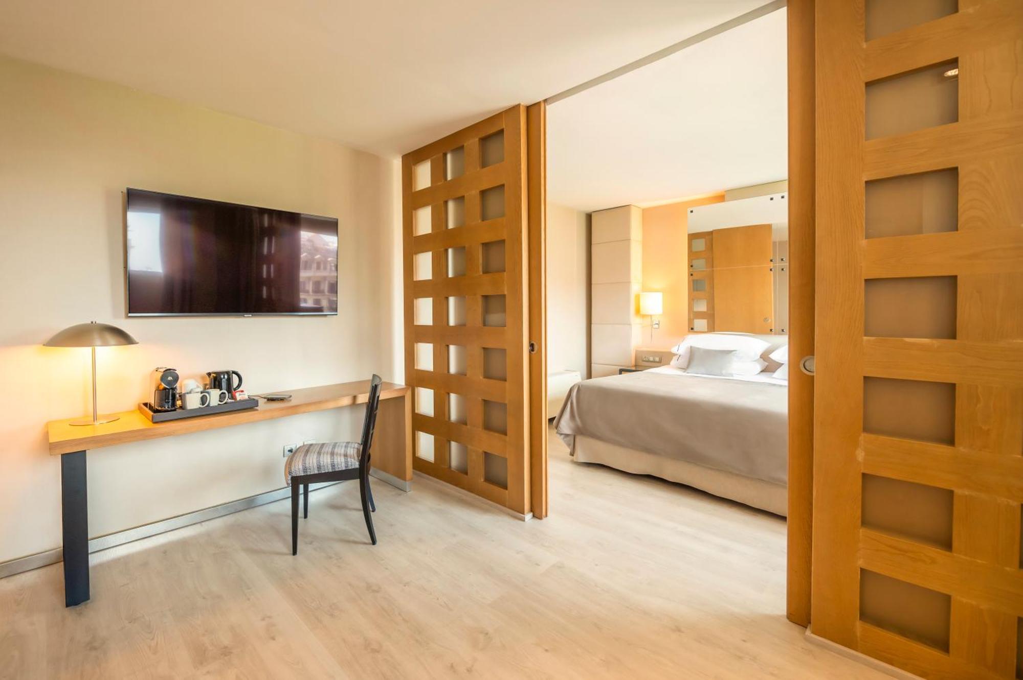 Hesperia Barcelona Presidente Exterior foto